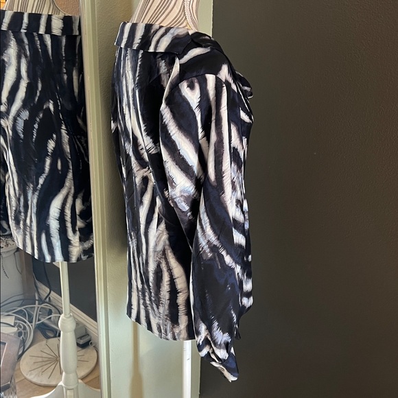 π 1 hour sale. St. John, size 12, Navy & White Patterned Blouse, Gently preloved - Picture 9 of 10